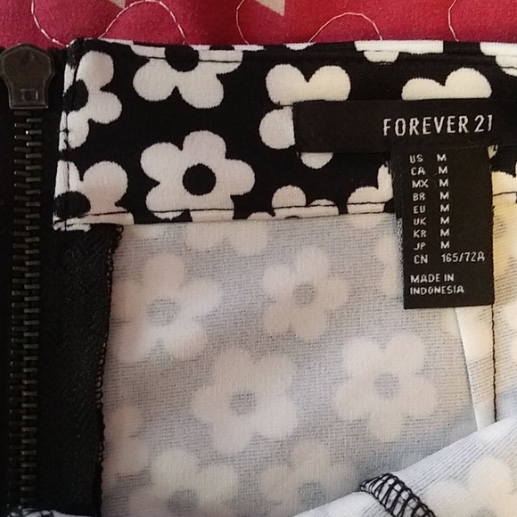 Adorable Daisy Shorties - Picture 3 of 3